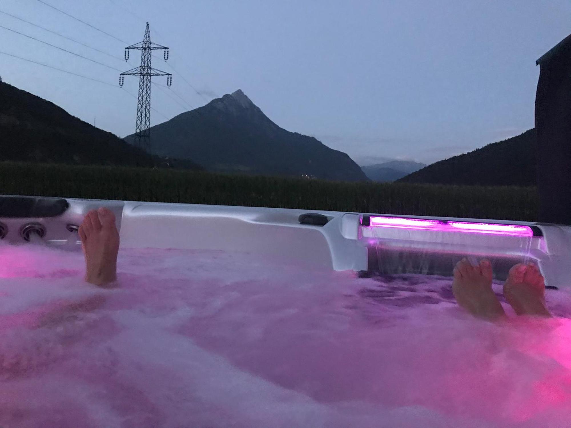 Deluxefort Fuer 10 Gaeste Mit Eigenem Whirlpool Und Fasssauna Imst Ngoại thất bức ảnh